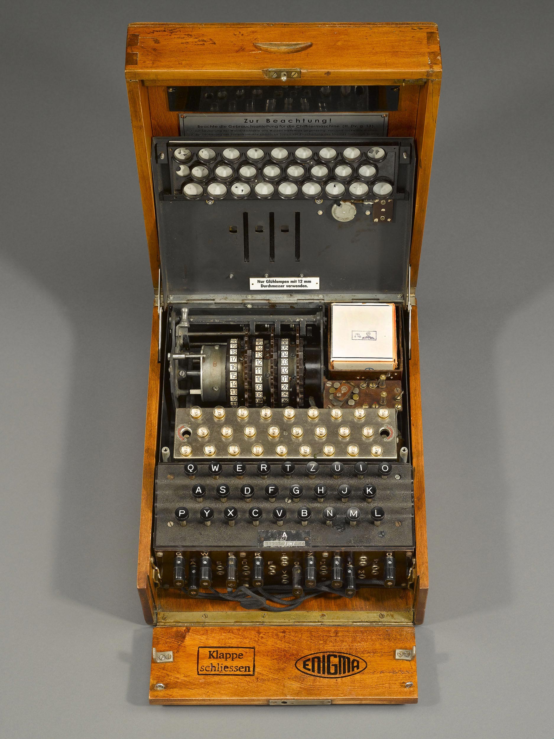 Very-Rare-WWII-Enigma-Cipher-Machine-3.jpg